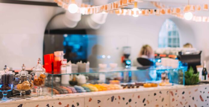 heladeras en un mostrador comercial de un local o negocio con plotter o ploteada