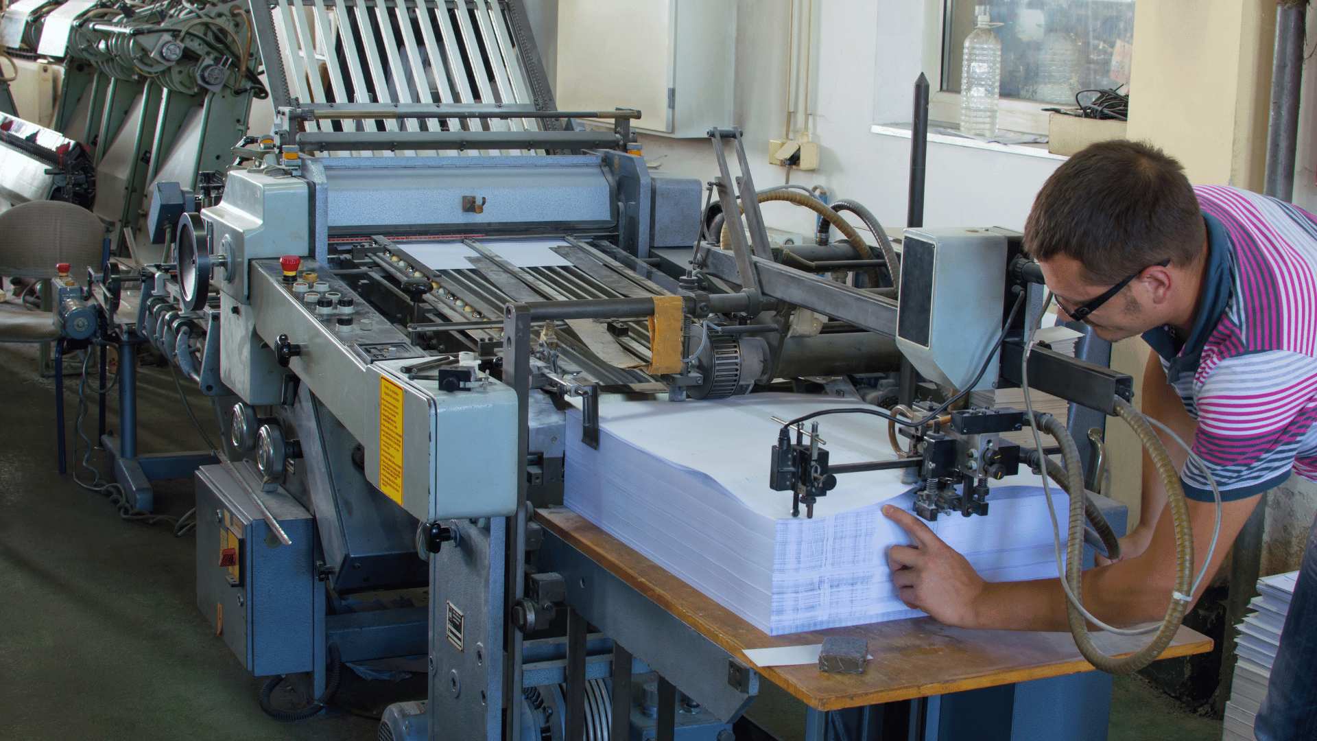 Trabajo de impresión gráfica para decorar calle con el numero de teléfono del negocio o local