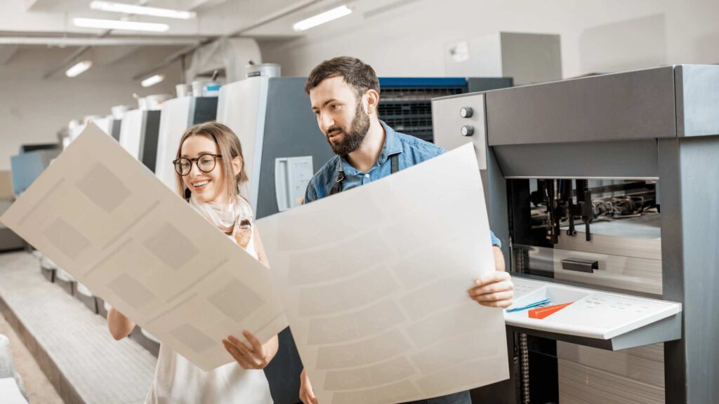 Hombre brindado solución en la imprenta bg de buenos aires beccar argentina a cliente que quiso imprimir un folleto con la calle, dirección y teléfono de su negocio diseñado en Illustrator y CorelDRAW