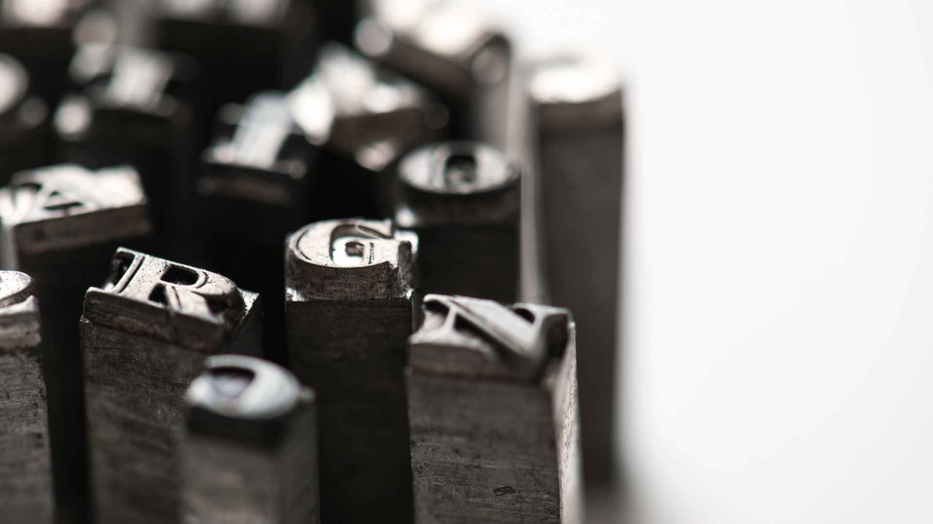 imprenta realizando impresión con la tecnica de letterpress bajo relieve