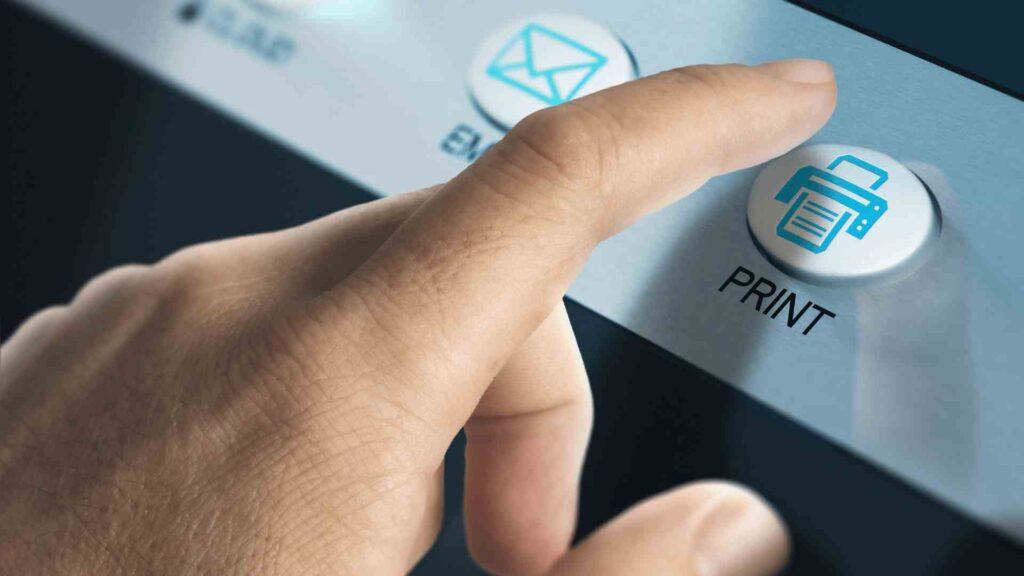 Persona imprimiendo documento en su casa en doble faz a color